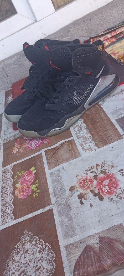 Vând Air Jordan Mars black Nr 40 stare 8,8/10