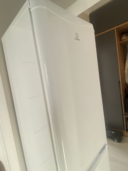 Холодильник indesit