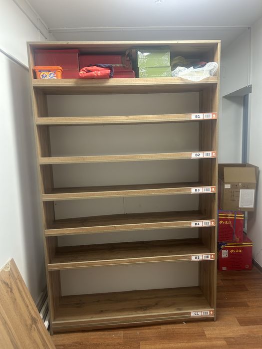 Шкаф с полками в хорошем состоянии