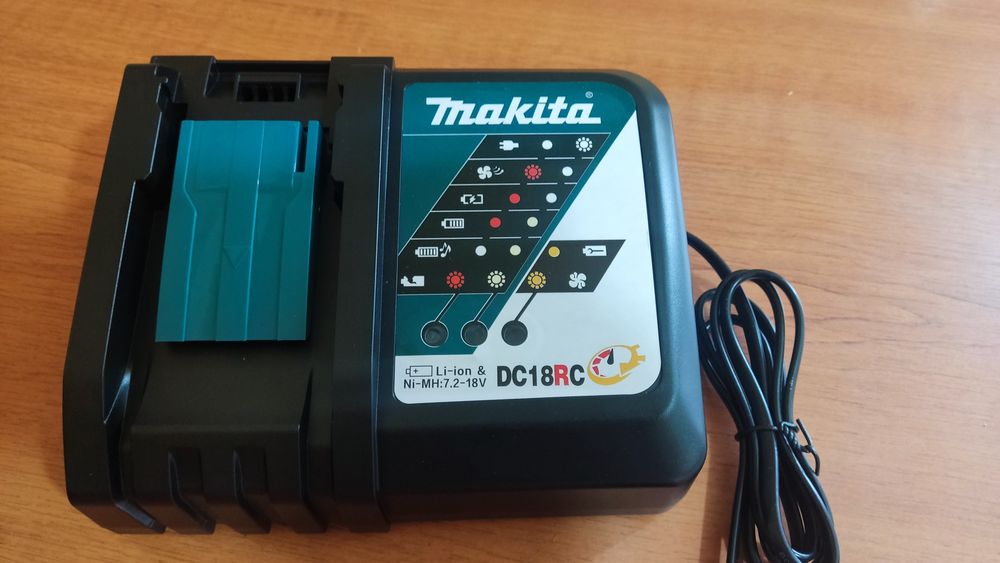 Încărcător acumulatori Makita