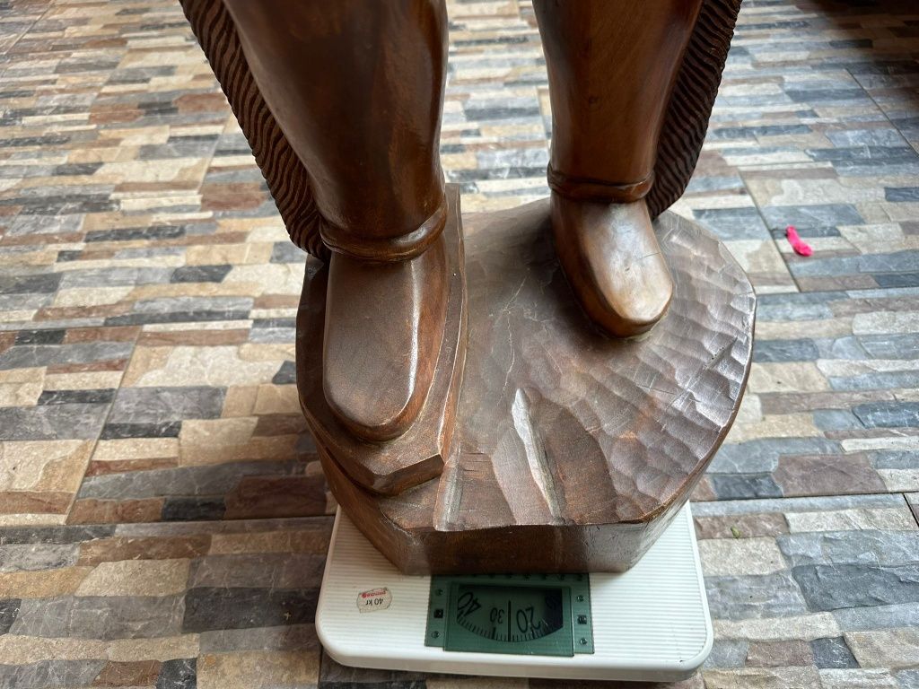 Vând Statueta din lemn Masiv foarte veche!
