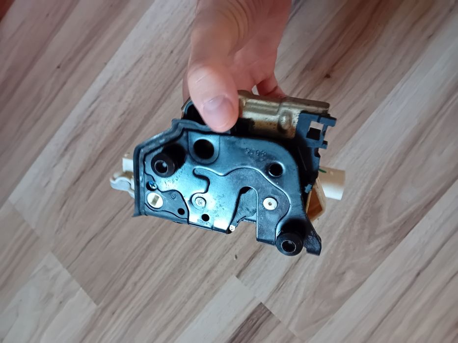 Broasca incuietoare usa stanga spate Audi A4 B8 2008 2009 2010 2011 20