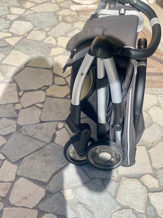 Cărucior super compact impecabil