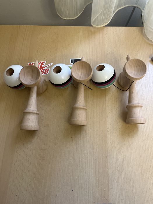 Kendama profesionista cu balance hold