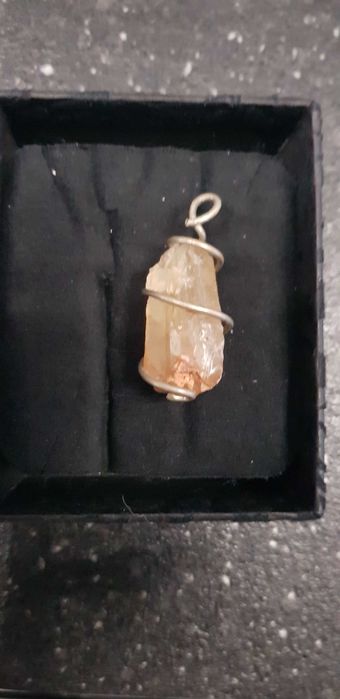 Продавам сребърни медальони  с естествени камъни