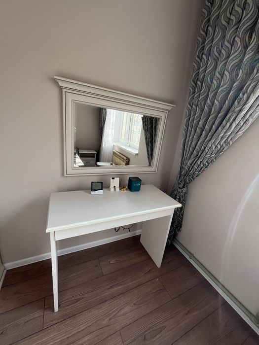 Туалетный стол с зеркалом