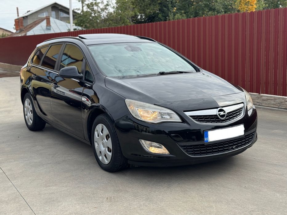 Vand Opel Astra J • 2011 • 1.7 D • 110Cp • Trapa • Navigatie • Fiscal