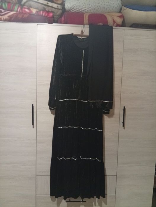 Платье с шарфом