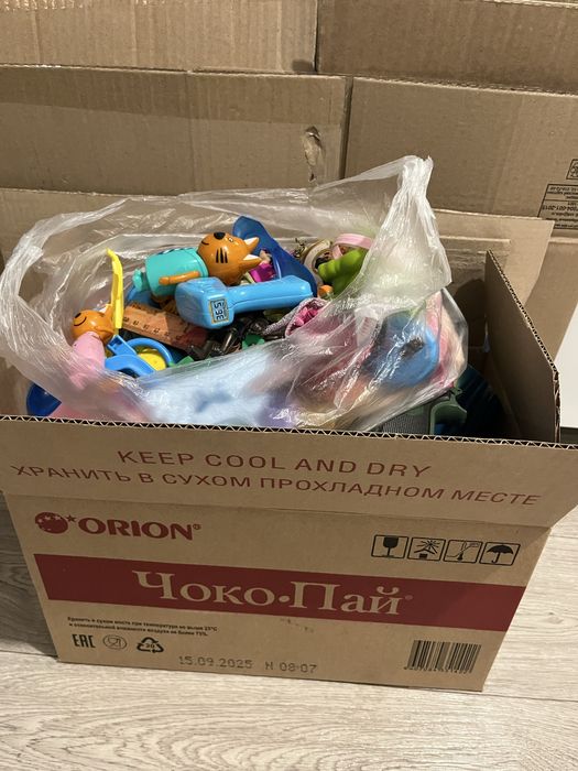 Коробка с игрушками за вкусняшку