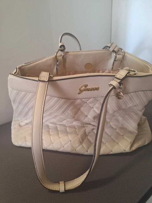 Geanta de dama firma Guess.