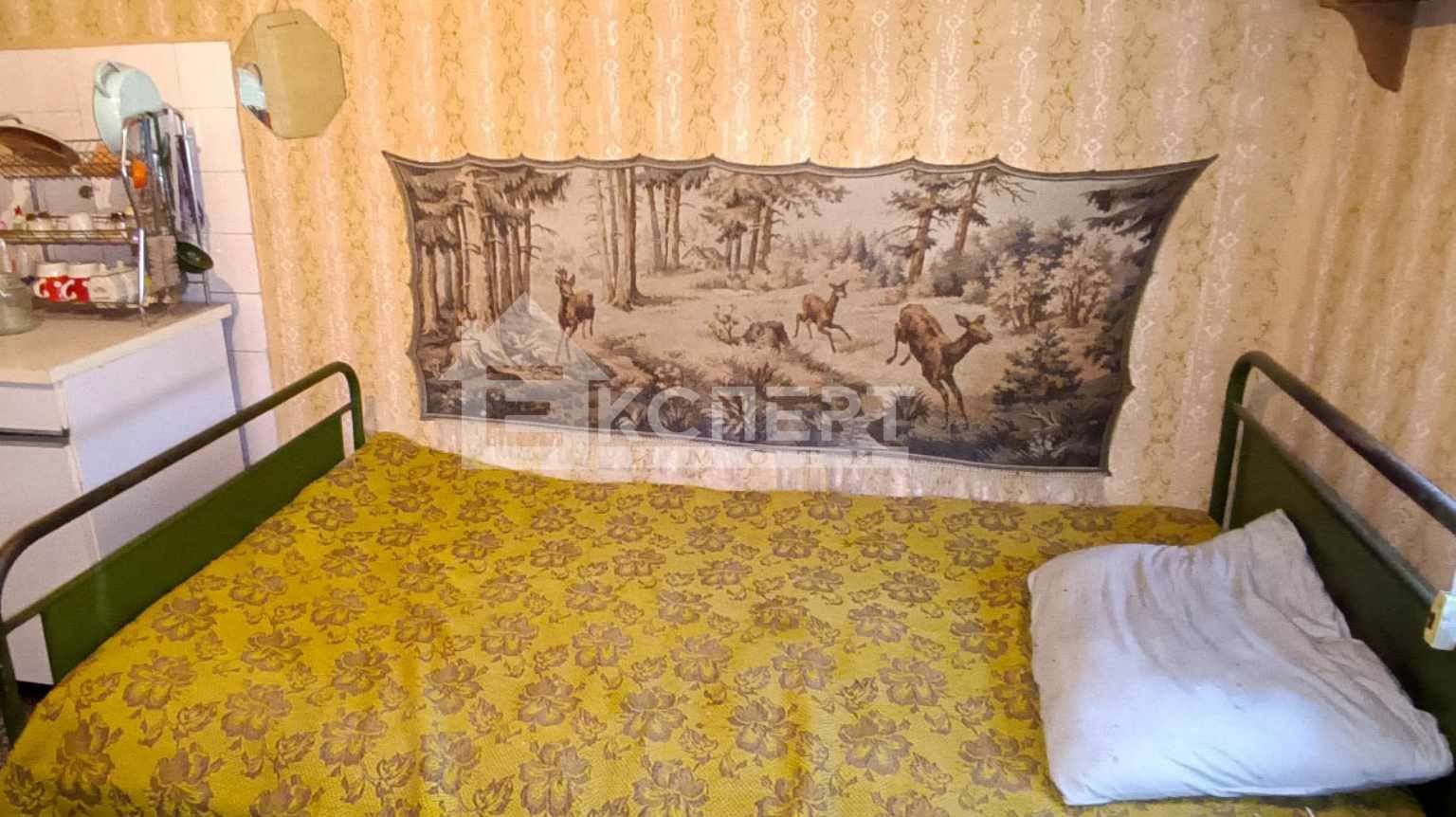 Двуетажна къща с каменен зид в живописното село Бачково