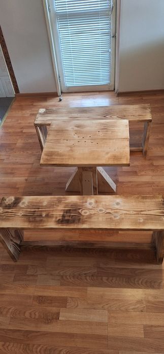 Маса и пейка от масивно дърво