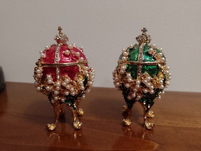 Cutiute bijuterii oua Faberge miniaturale din bronz emailat, piese deo