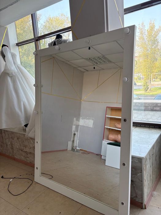 Зеркало с лампочками