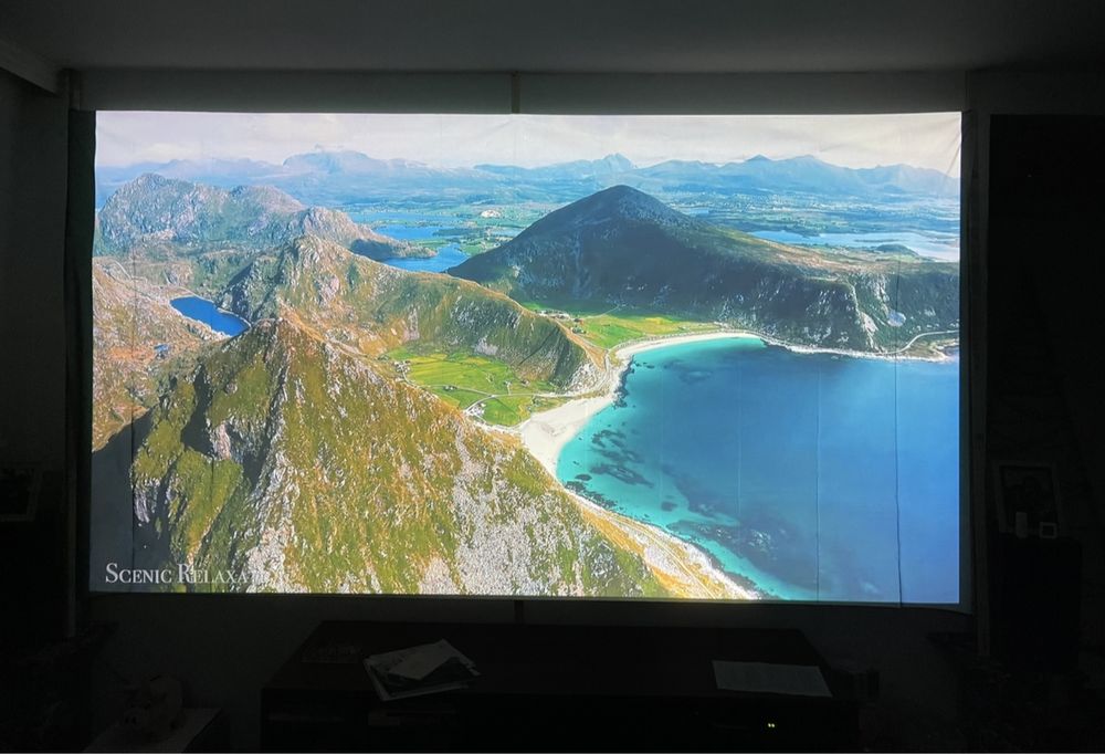 Чисто нов висококачествен екран за проектор 133”