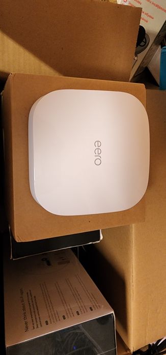 EERO PRO 6 cu WiFi 6 și hub Zigbee incorporat