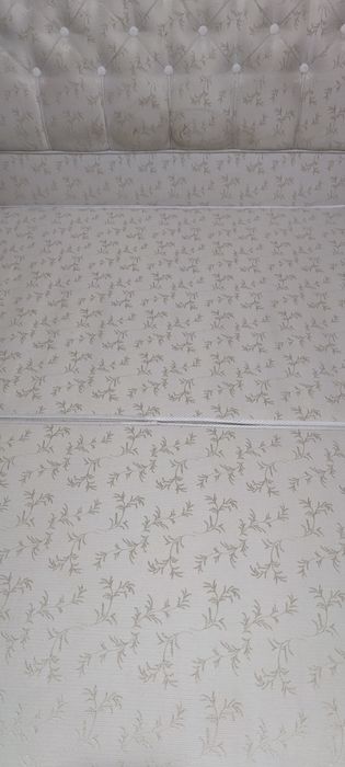 Тапицирана спалня с табла