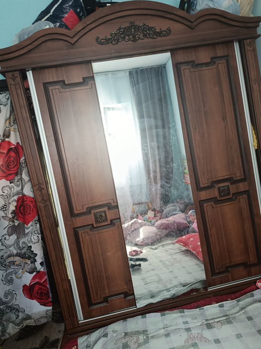 Шкоф гарнутир битта узи сотилади.