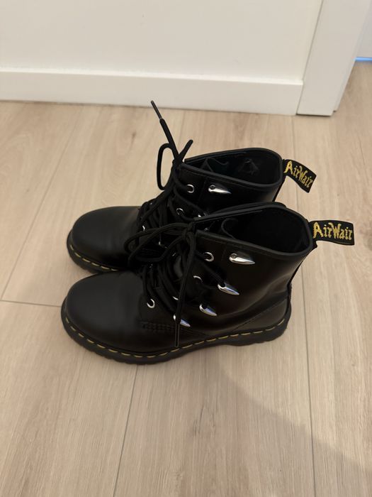 Bocanci Dr Martens negri , cu tinte argintii