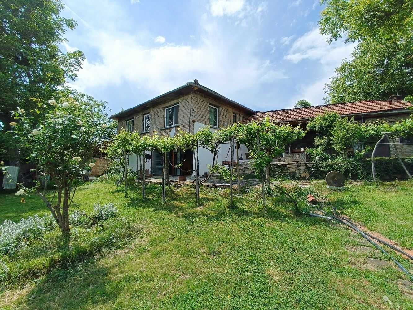 Двуетажна къща в село Гоздейка