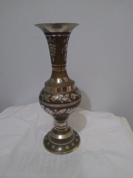 Продам две индийские вазы