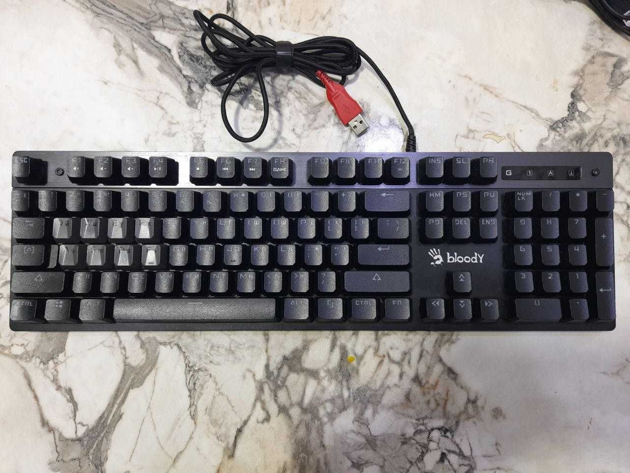 Клавиатура A4 Bloody B500N и игровая мышь Razer DeathAdder Essential.