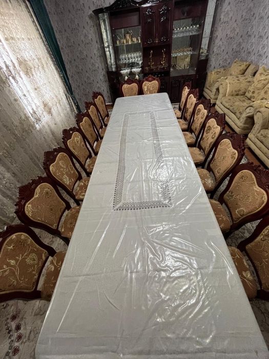 Мебель стол/стулья.
