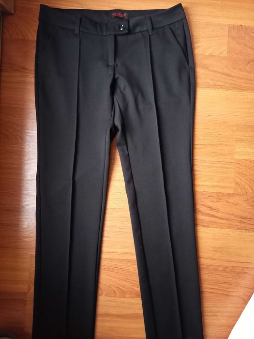 Дамски черен панталон тип пура