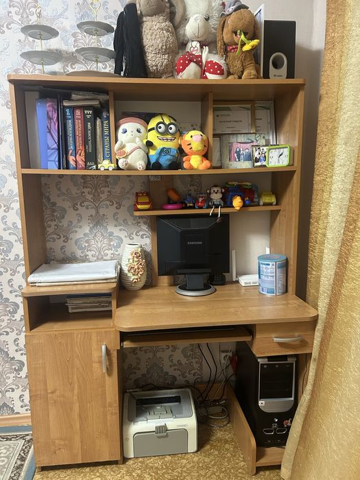 Мебель под компьютер или ноутбук с полками для книг и канцел товаров..