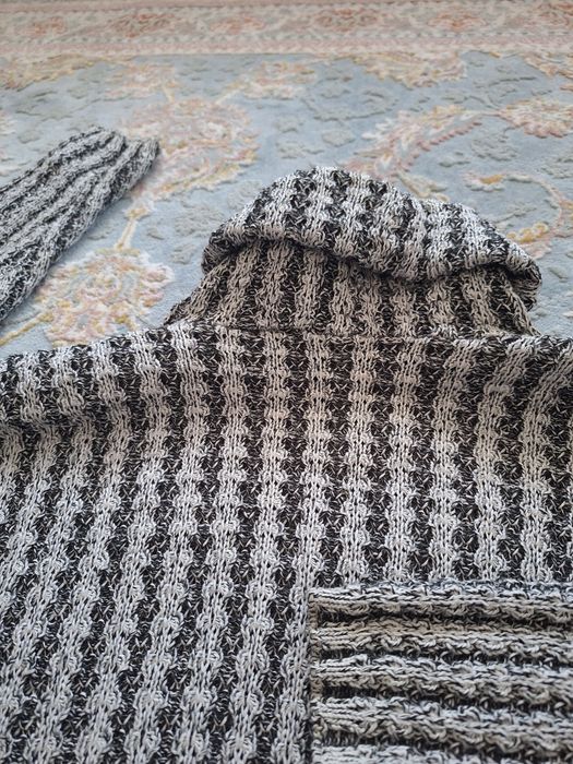 Pulover pe gât tricotat manual