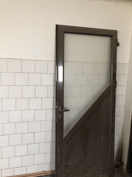 Vând usa  aluminiu fără toc