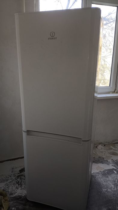 Холодильник с морозильной камерой