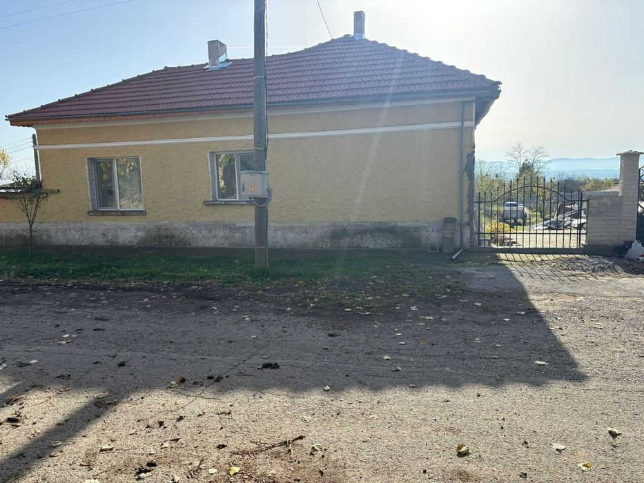 Продава се къща с.Макариополско