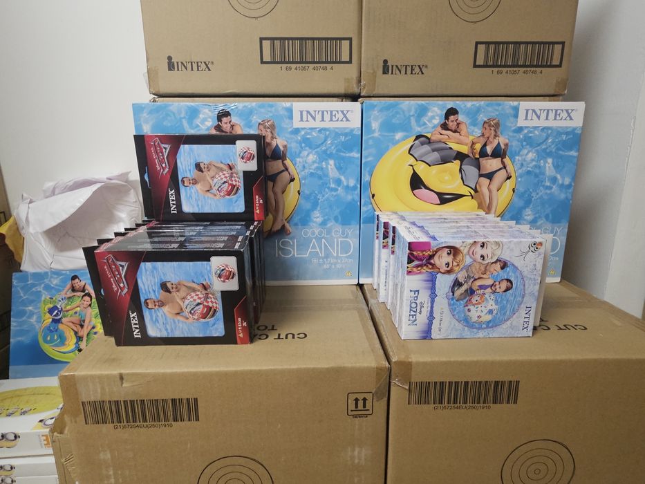 Лот от надуваеми топки и дюшеци Intex