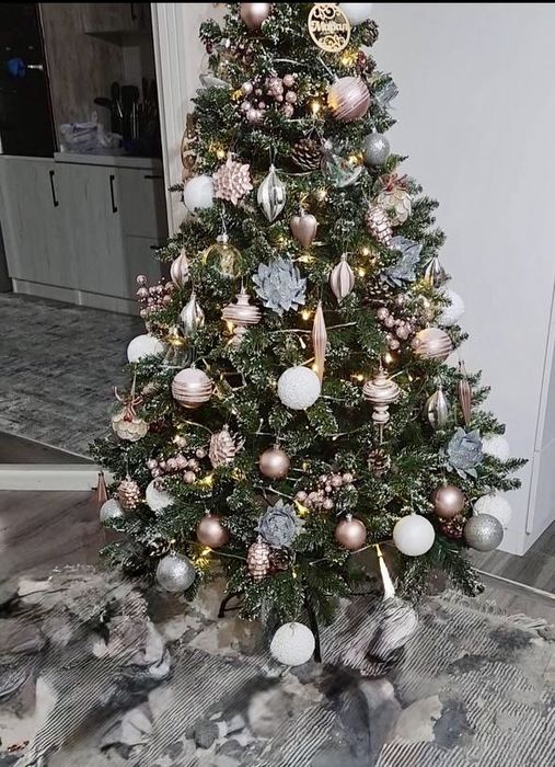 Елка с игрушками и гирляндами