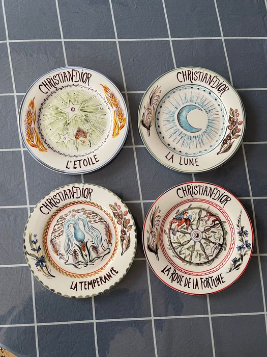 Продам набор тарелок Dior
