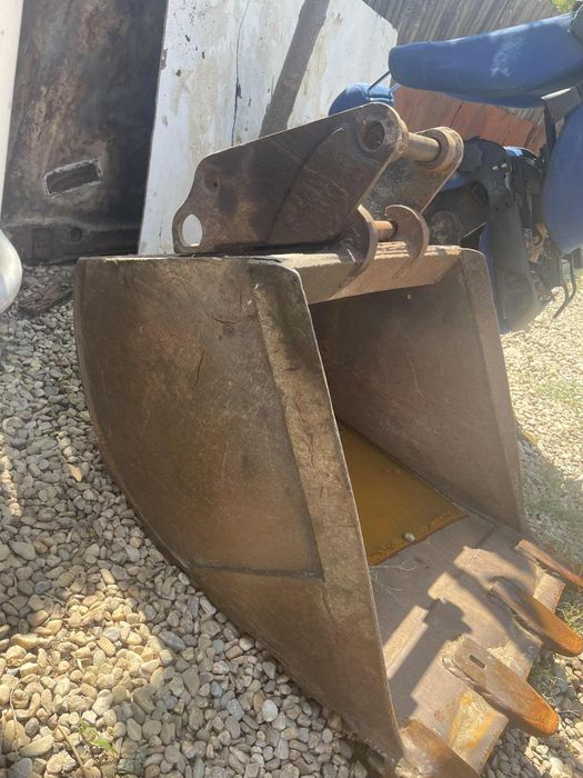 Vând.                                                 Plug reversibill