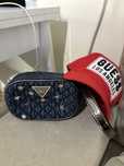 Лот Guess  чанта за кръст и шапка