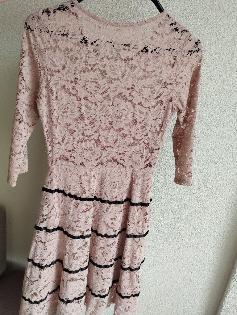 Розова дамска рокля