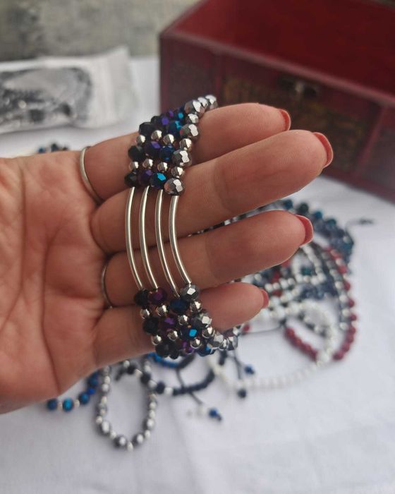 bratari pe snur din argint si cristale de dama.