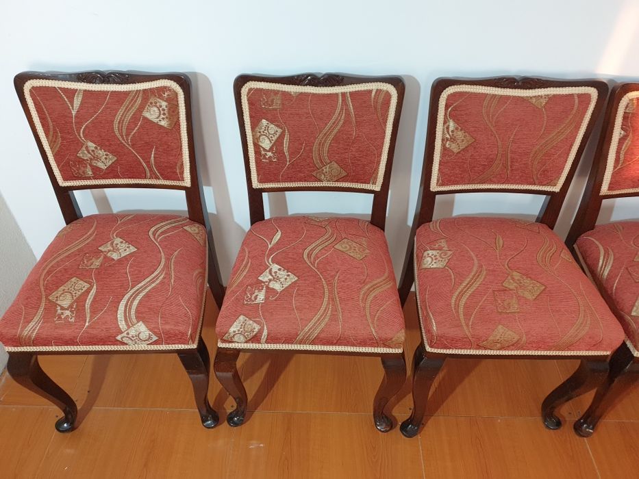 Vând 6 scaune clasice din lemn masiv, tapițate elegant