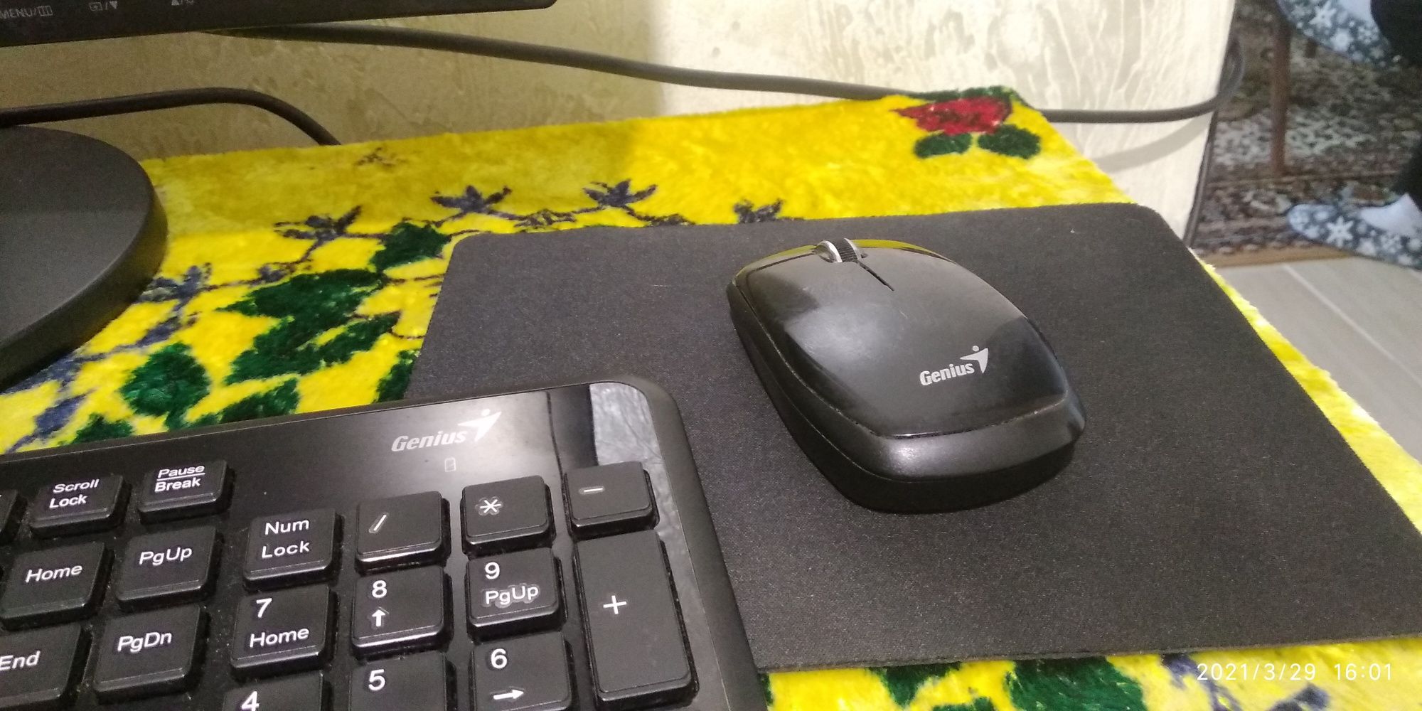 Стационарный компьютер, монитор и клавиатура с мышкой