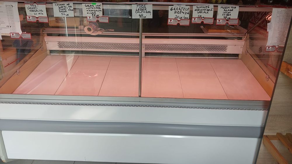 Vând 2 vitrine geam drept Igloo