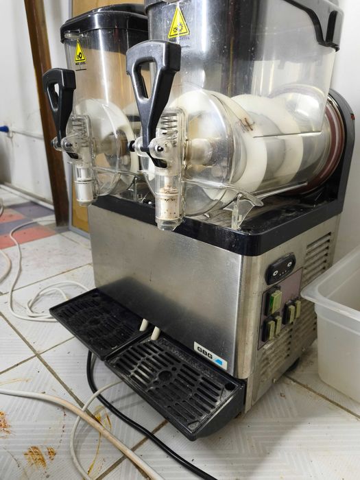 Много оборудования для кафе и бара