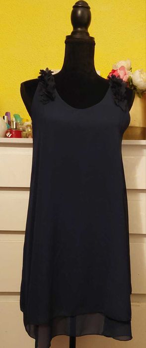 Rochie vaporoasă cu accesorii pe umeri