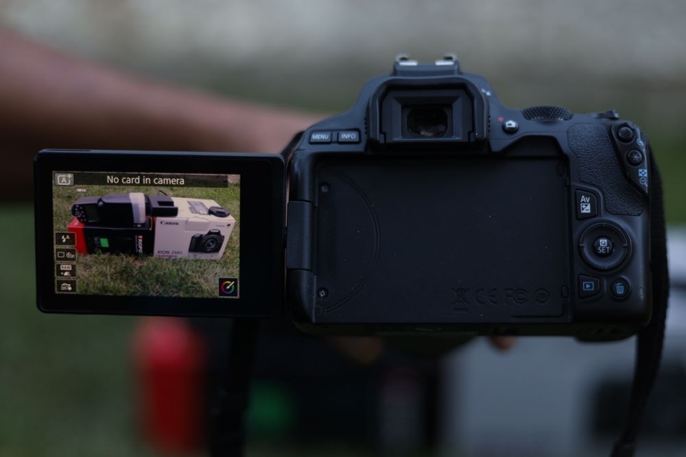 Canon 250D + китов обектив + светкавица
