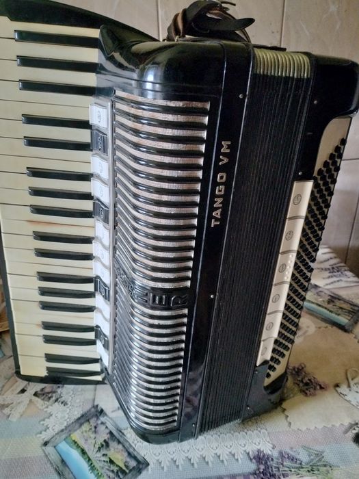 Vând acordeon Hohner Tango VM