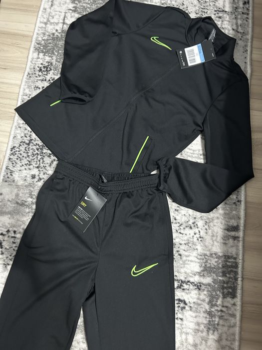 Детски екип на Nike чисто нов Унисекс