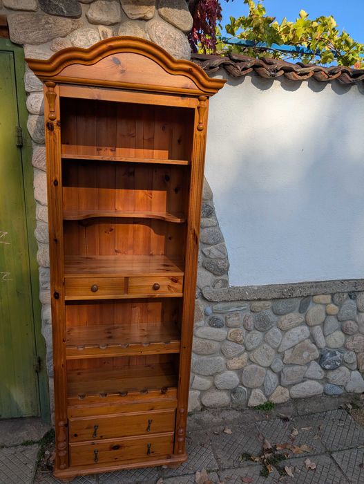 Масивен шкаф за вино и алкохол – стил, функционалност и характер!