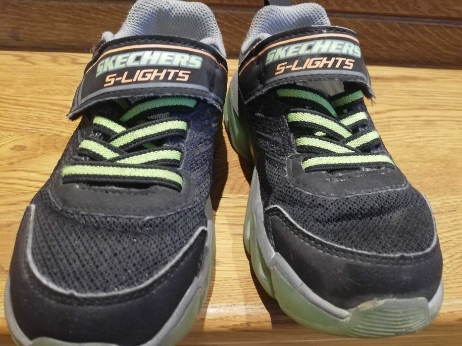 Adidasi Skechers, cu lumini, marimea29, au 18,5cm interior